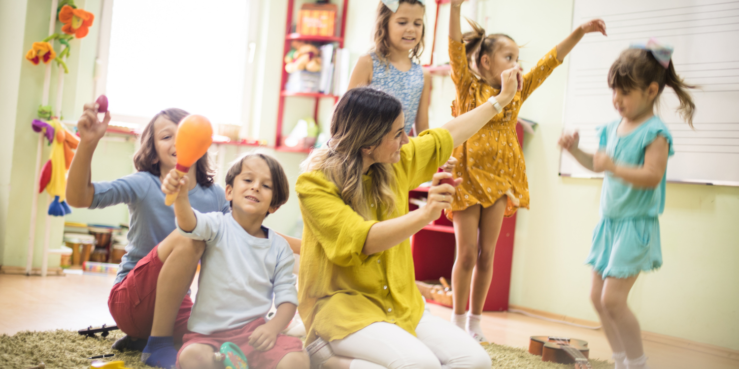 Eine Tanztherapeutin zeigt den Kindern rythmische Bewegungen zur Musik.