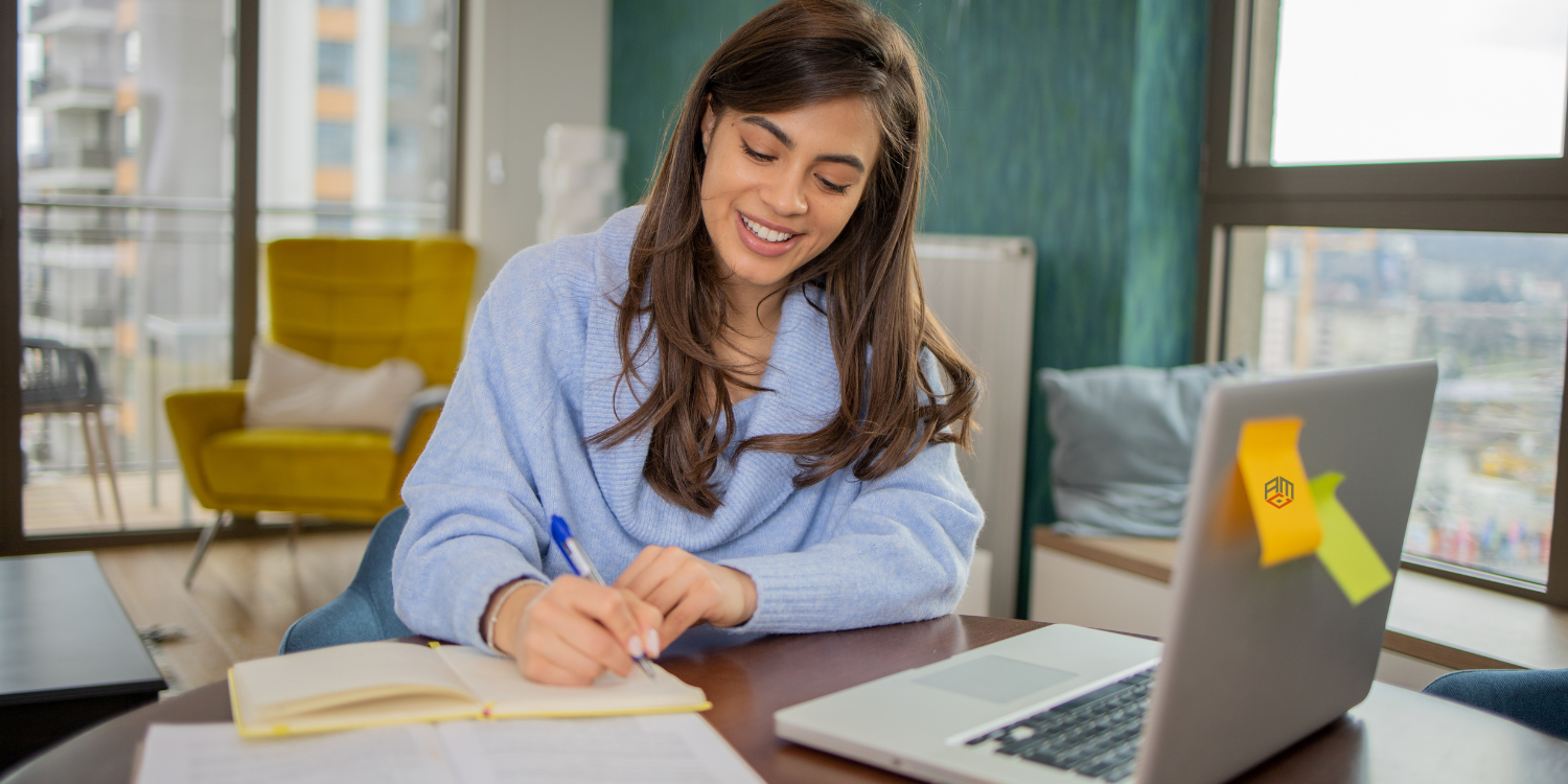 Eine junge Frau lernt Russisch bei sich zu Hause.