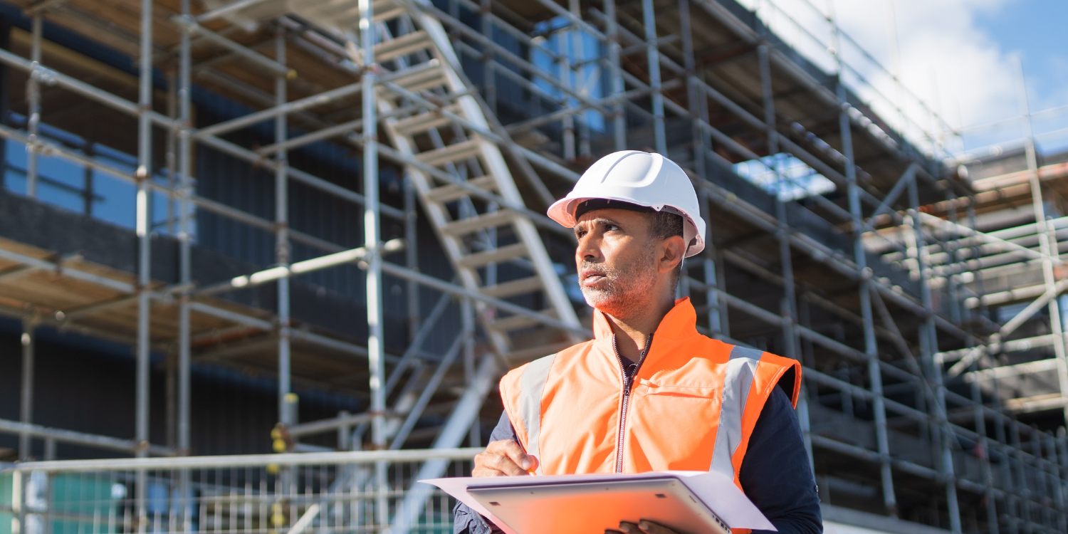 Arbeiter auf der Baustelle mit Tablet