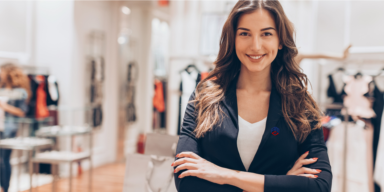 Eine Frau im Kleiderladen - Detailhandel in der Schweiz