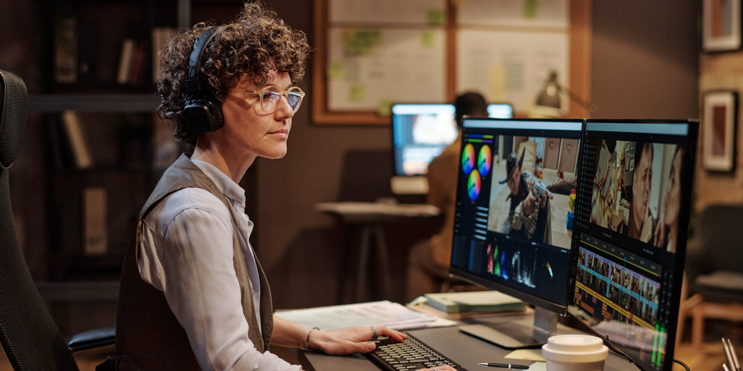 Frau arbeitet am PC an einem digitalen Projekt