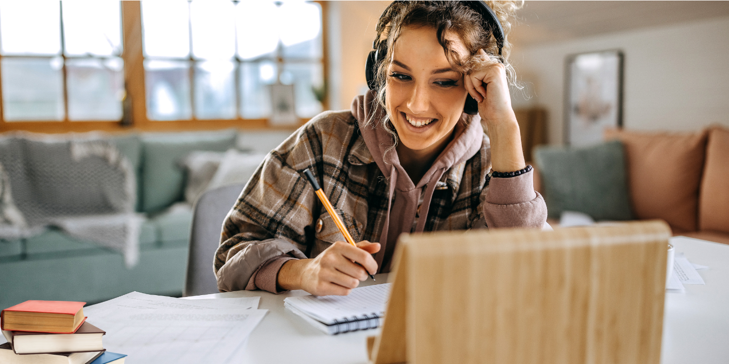 Junge Frau lernt Spanisch