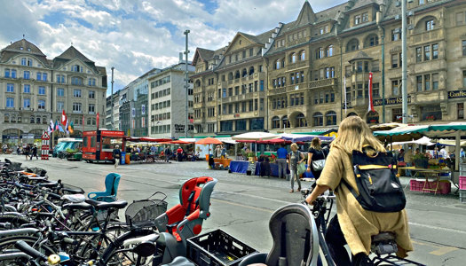 Nach dem Besuch von Schulen Basel am Markt entspannen