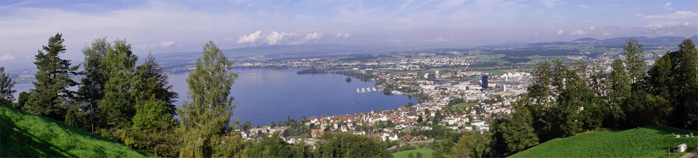 Es gibt zahlreiche Schulen Zug uuml;ber die Stadt verteilt
