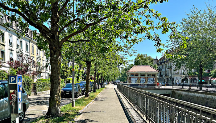 gute Erreichbarkeit der Schulen Biel mit Auto und es gibt genügend Parkplätze