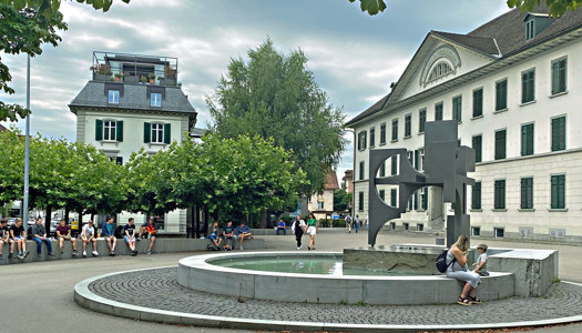 Nach dem Besuch von Schulen Weinfelden sich in der Altstadt treffen