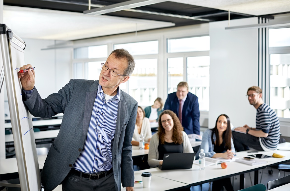 Unterricht während der Projektassistent-Ausbildung vermittelt Projektmanagement-Grundlagen
