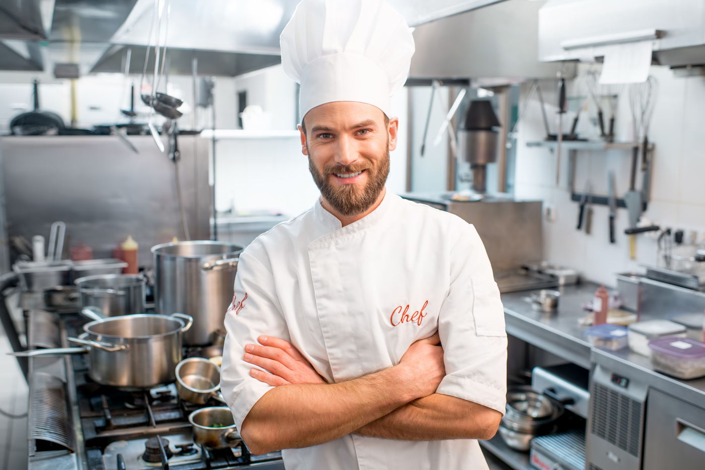 Chefkoch mit eidg. Fachausweis steht in der Küche.