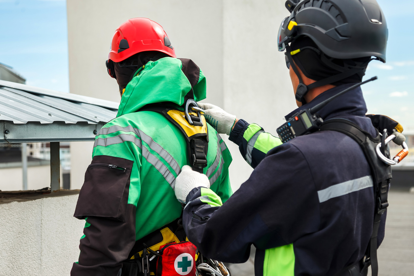 Eine Experte für Arbeitssicherheit und Gesundheitsschutz mit eidg. Diplom kontrolliert die Ausrüstung seines Partners.