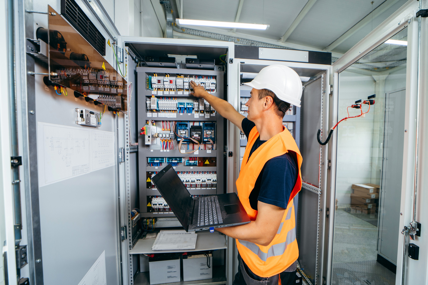 Gebäudetechnik HF: Ausbildung, Weiterbildung, Studium, Kurs Ein Gebäudetechniker HF führt Wartungsarbeiten an einer technischen Anlage durch.