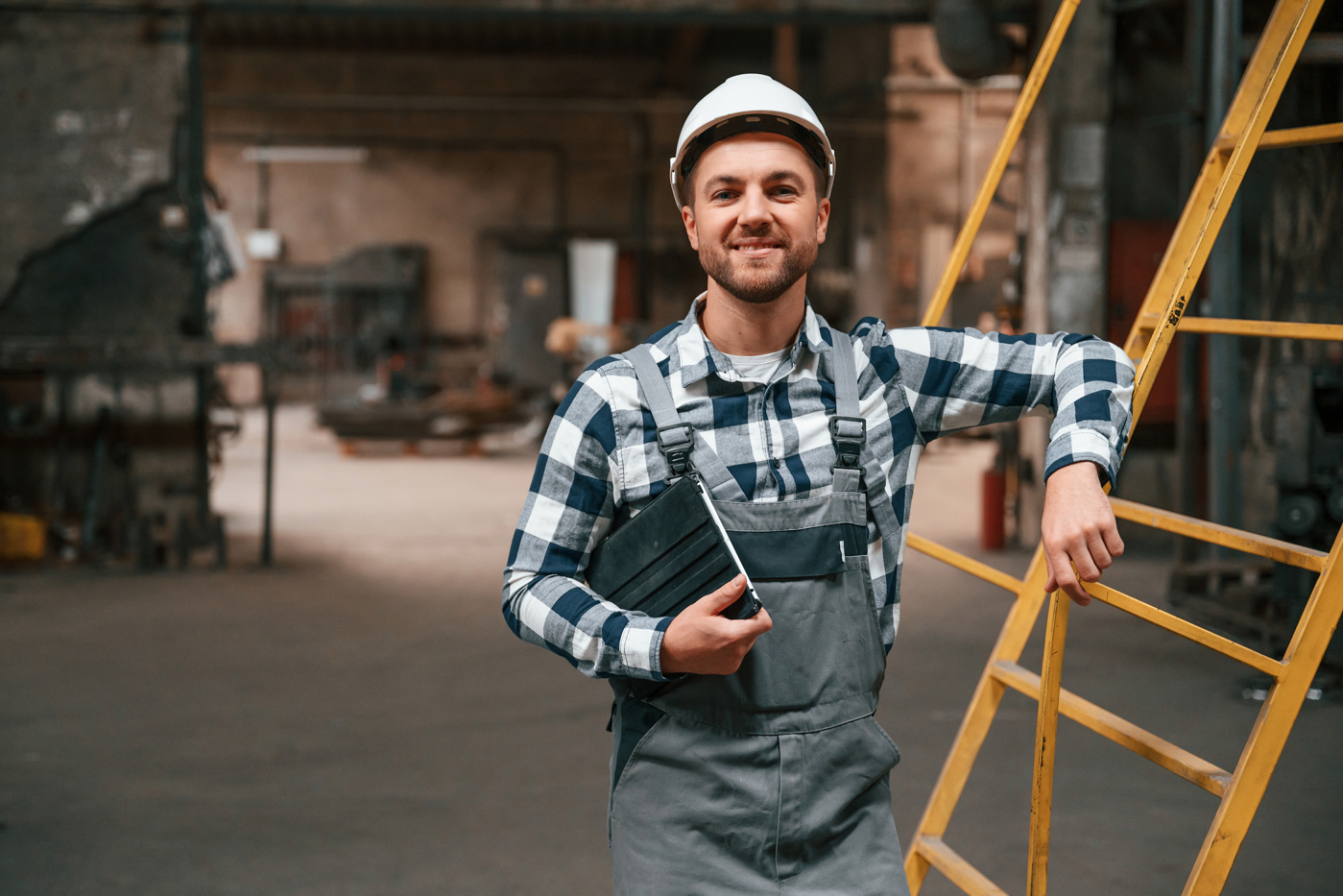 Ein Produktionsleiter Industrie mit eidg. Diplom plant den Einsatz der Maschinen, Geräten, Materialien und Energie.