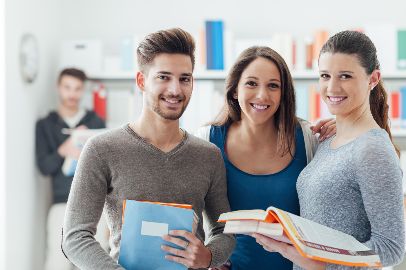 Schüler und Schülerinnen, die eine Lehre als KV absolvieren, lächeln in die Kamera.