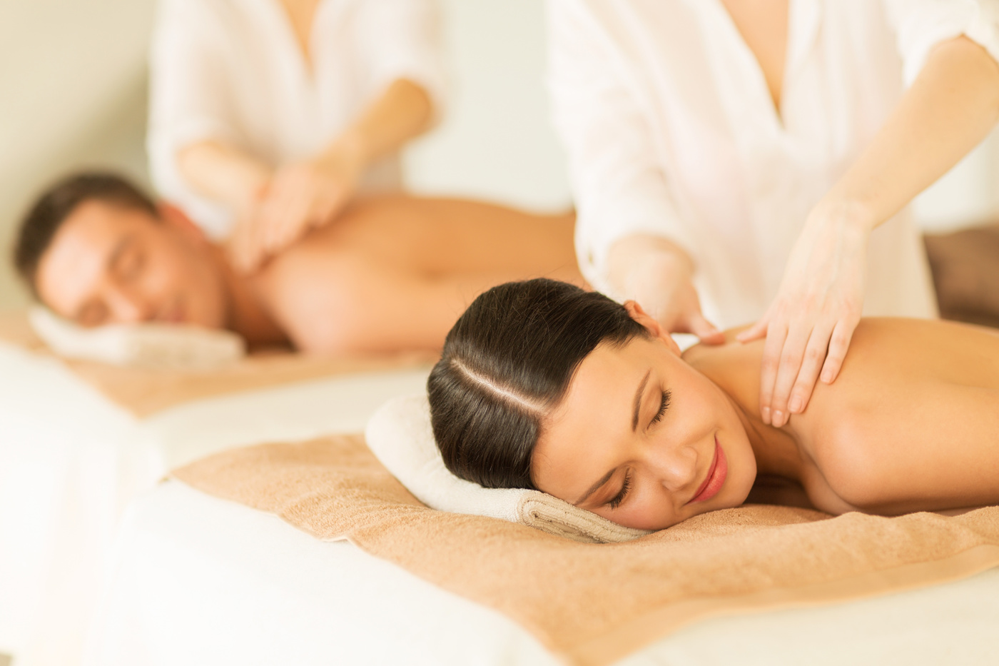 Ein Paar gönnt sich eine entspannende klassische Massage.