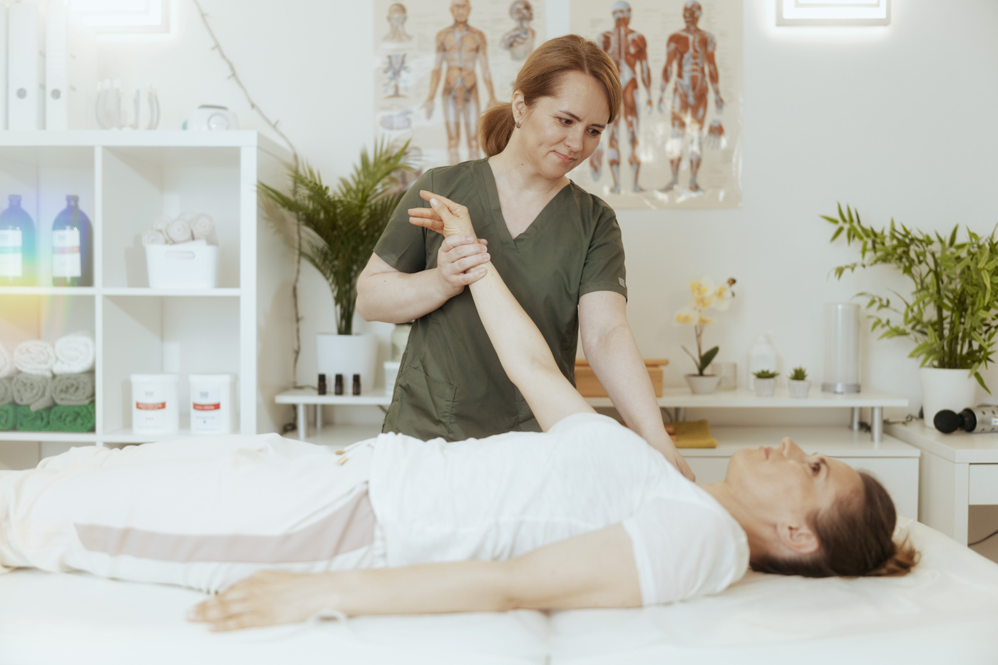 Eine Komplementärtherapeutin regt mit Bewegungsarbeit die Selbstregulierungskräfte der Patientin an.