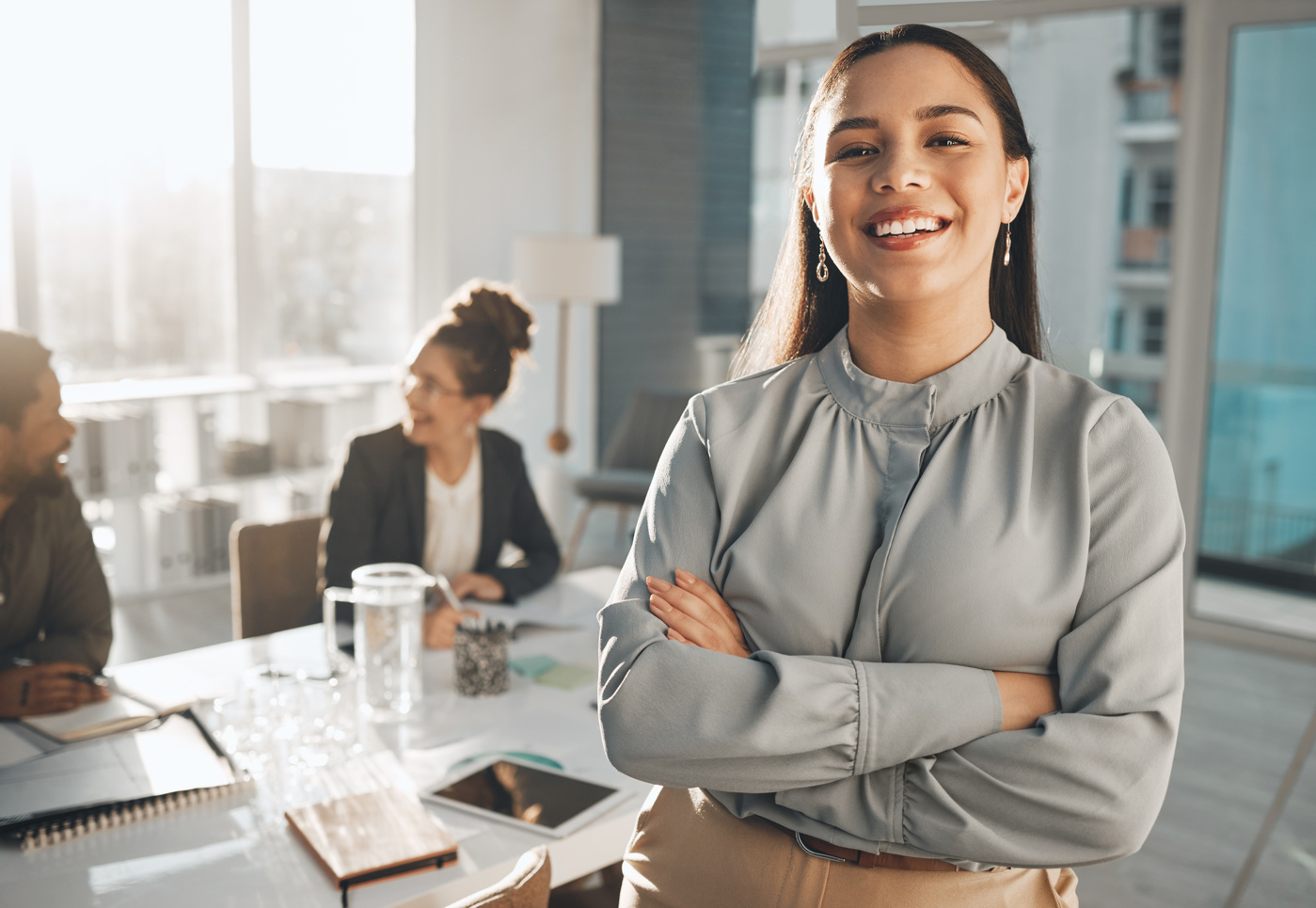 Leadership: Weiterbildung, Ausbildung, Kurs, Training, Zertifikat svf Eine Frau nimmt an einer Leadership Sitzung mit anderen Frauen und Männern teil.