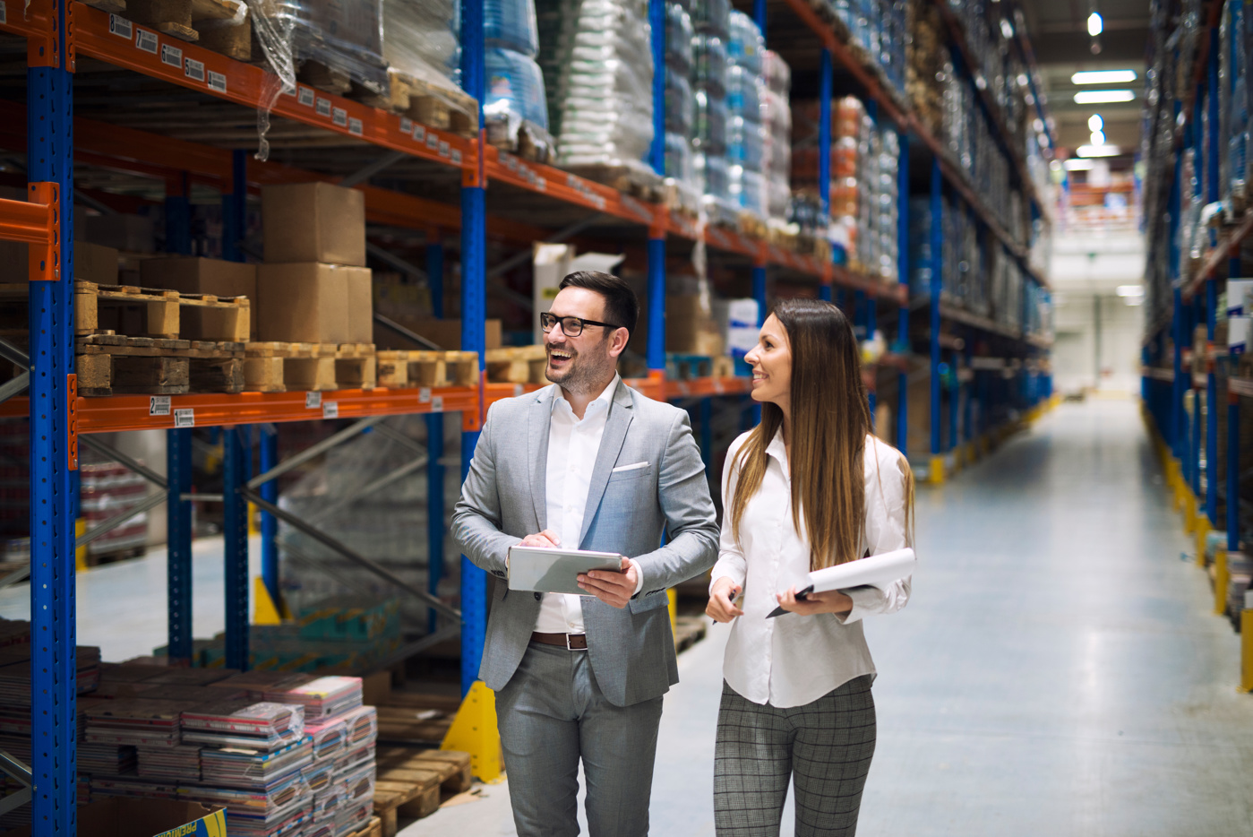 Ein Supply Chain Manager mit eidg. Diplom (ehemals Logistikleiter) hält nach Optimierungsmöglichkeiten in der Lagerung ausschau.