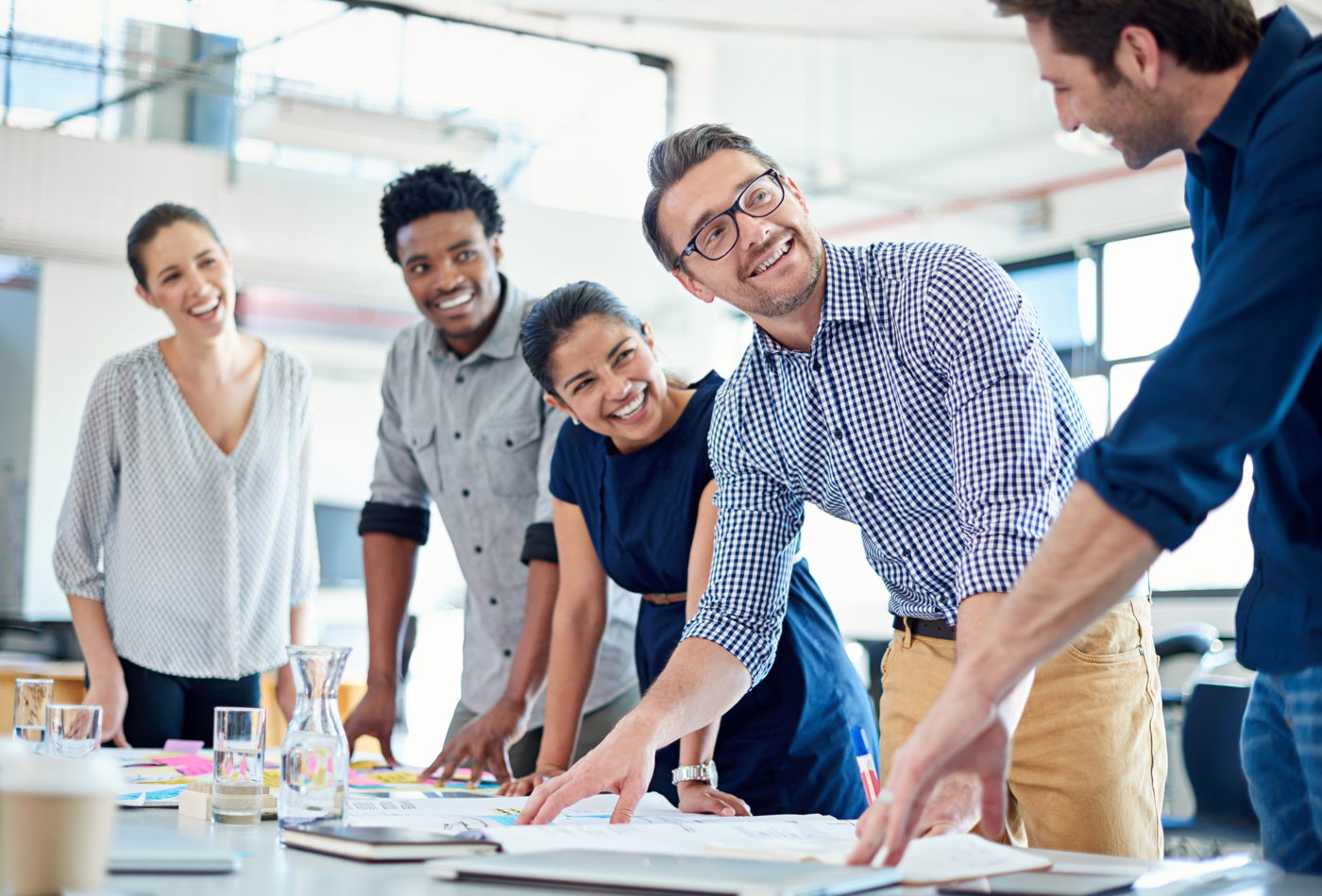 Ein Marketingleiter mit eidg. Diplom entwickelt mit seinem Team die Marketingstrategie des Unternehmens.