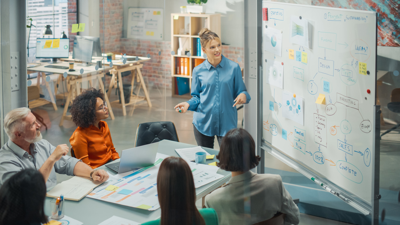 Eine Marketingmanagerin mit HF-Diplom bespricht mit ihrem Team ein Marketingkonzept.