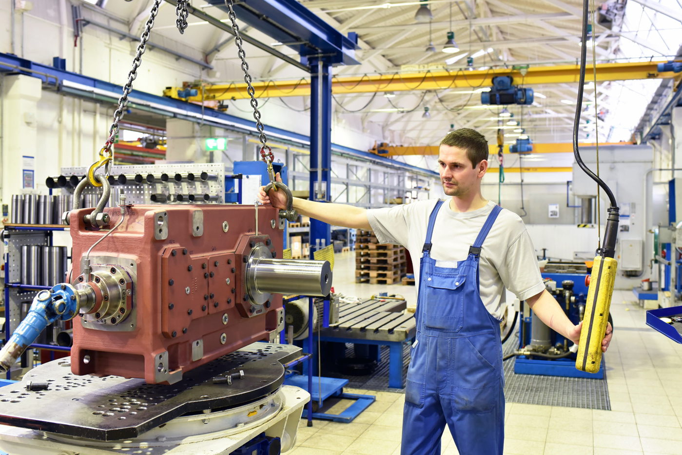 Ein Werkstatt- und Montageleiter Metallbau platziert eine Maschine um.