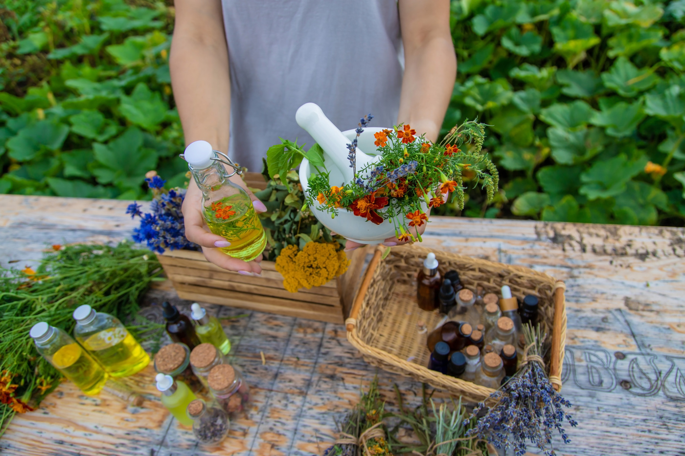 Eine Naturheilpraktikerin stellt ein homöopathisches Therapiemittel aus Pflanzen her.