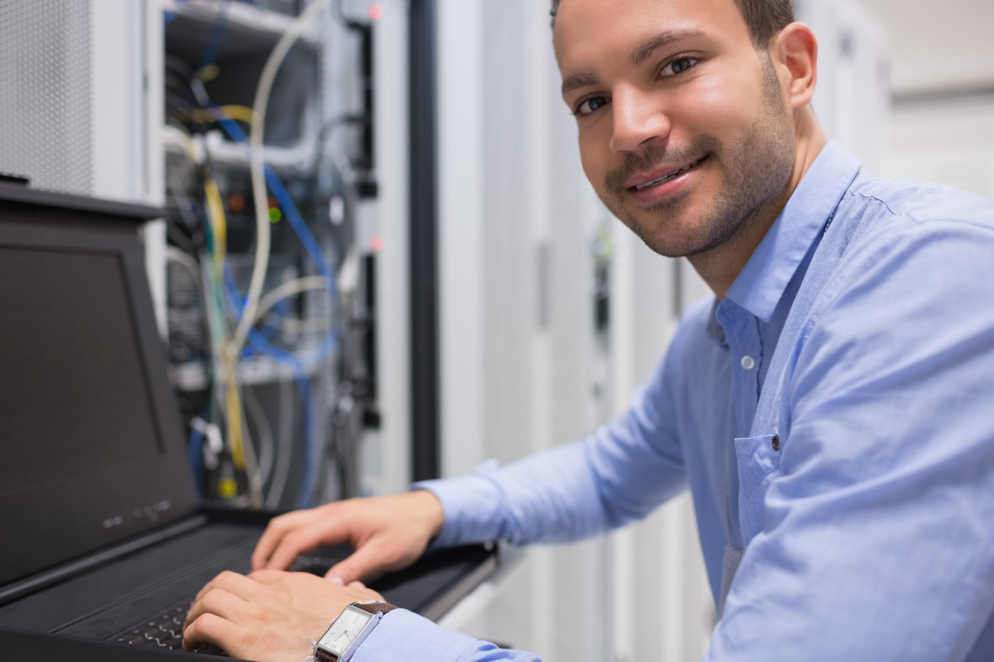 Ein ICT-Platform Development Specialist mit eidg. Fachausweis überprüft die Sicherheit der IT-Anlage.