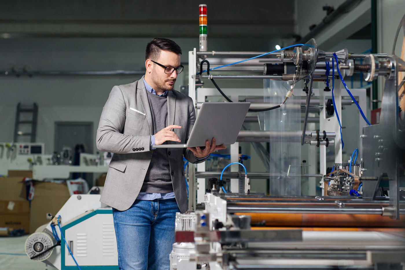 Ein Product Manager analysiert das Marktpotential eines Produktes im Vergleich zu den Konkurrenzprodukten.