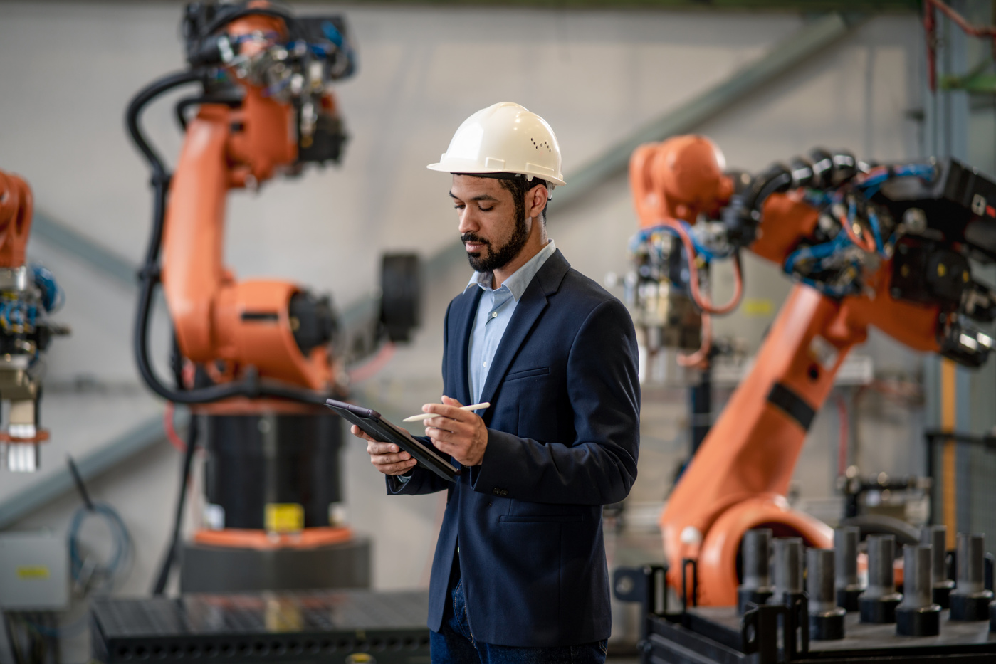 Ein Projektleiter Gebäudeautomatiker mit eidg. Fachausweis überwacht den Projektfortschritt.