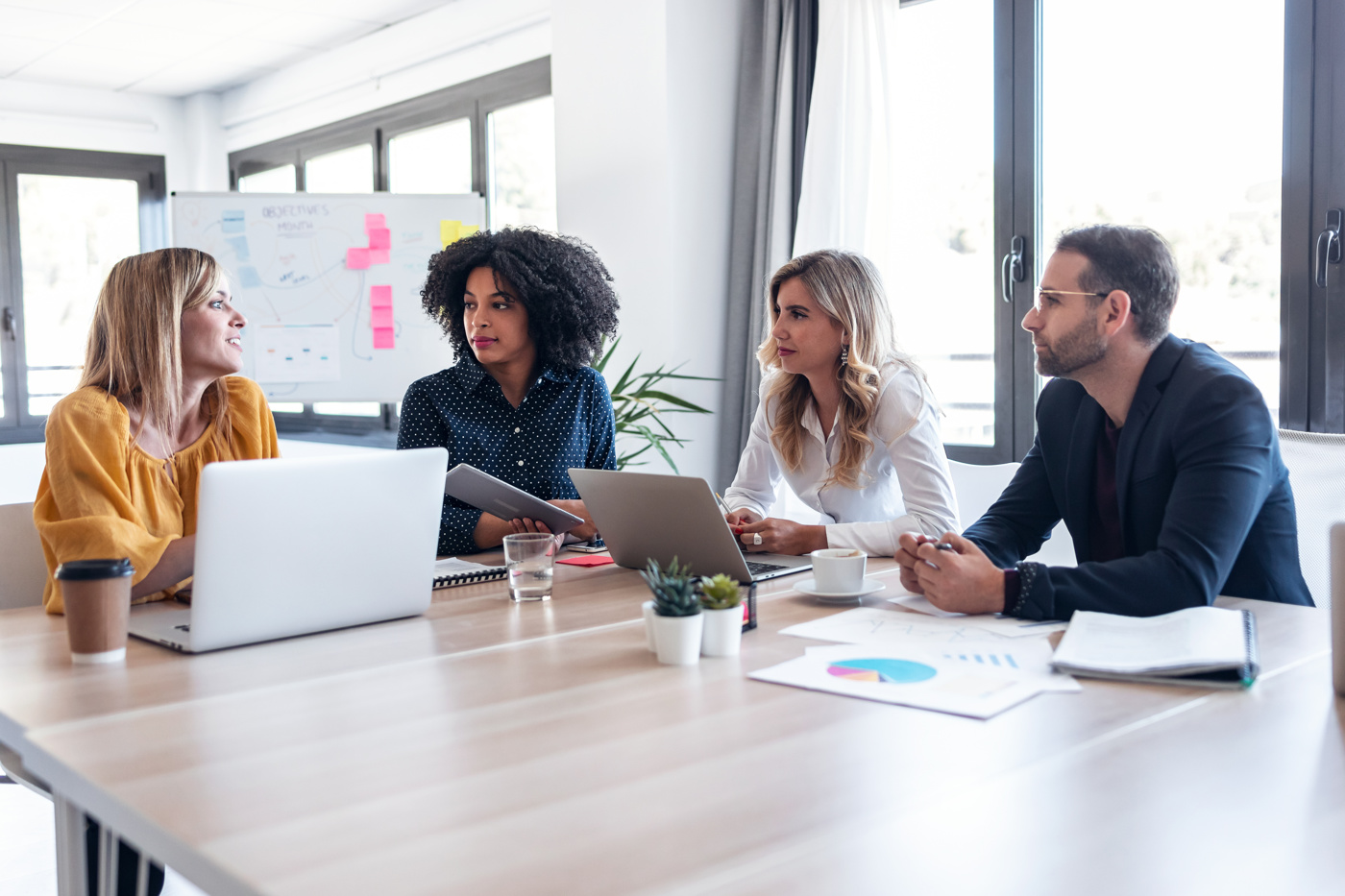 Eine Projektmanagerin mit IPMA Zertifizierung Level C führt durch eine Sitzung.