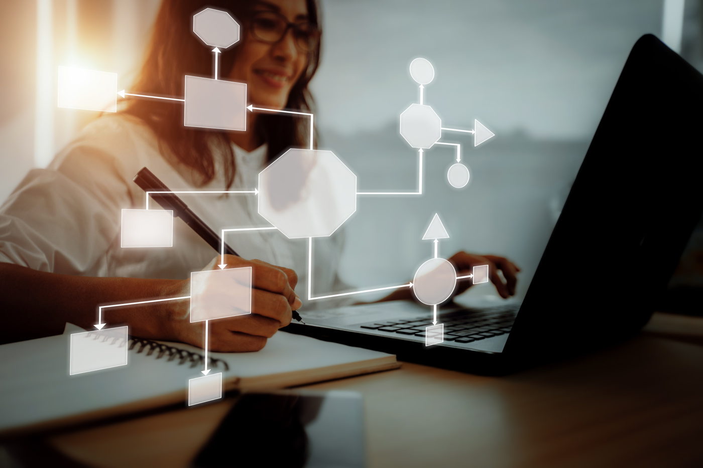 Eine Prozessfachfrau analysiert die bestehenden Arbeitsprozesse eines Unternehmens.