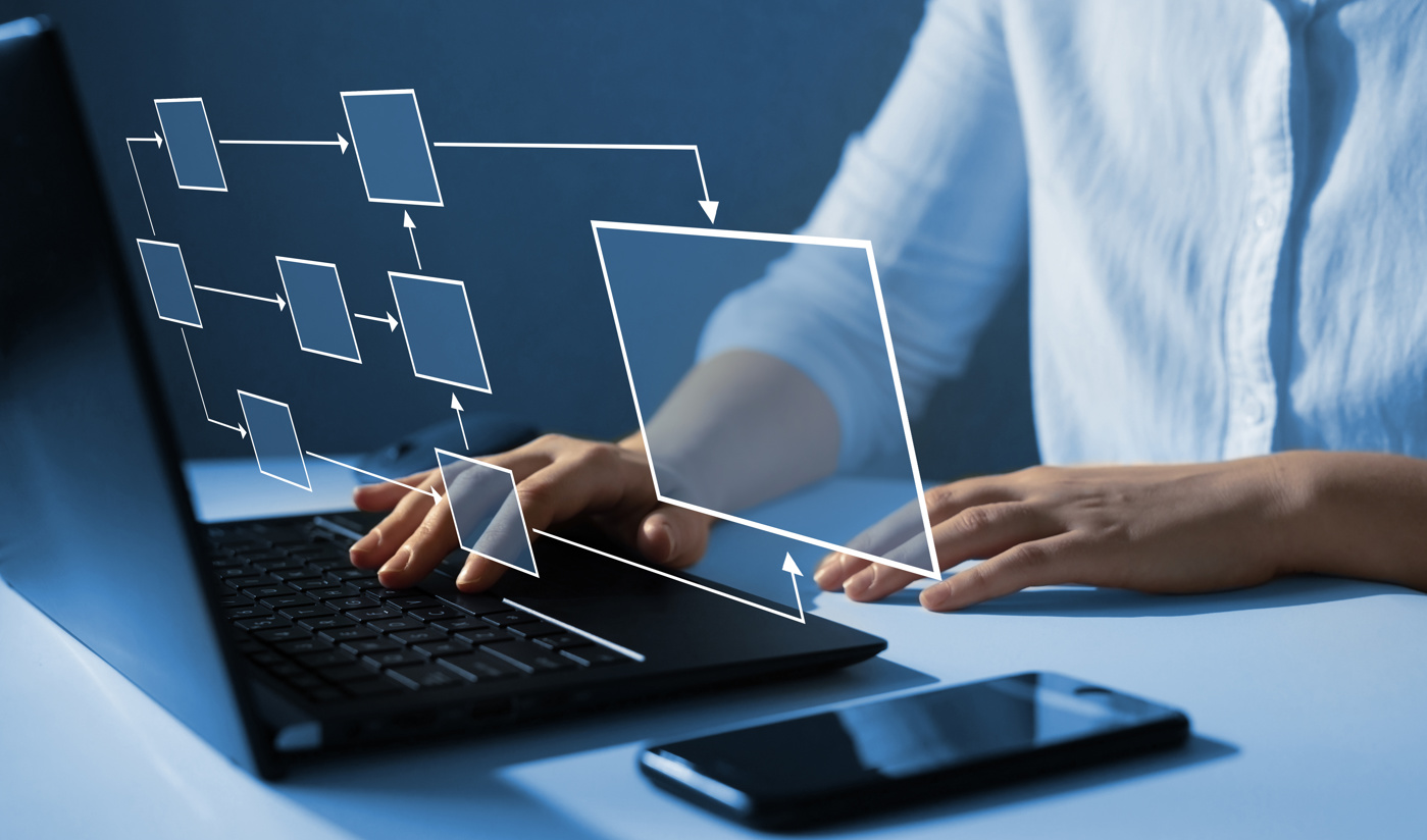 Ein Prozesstechniker HF erarbeitet eine neue Strategie für die Unternehmensprozesse einer Logistik-Firma.