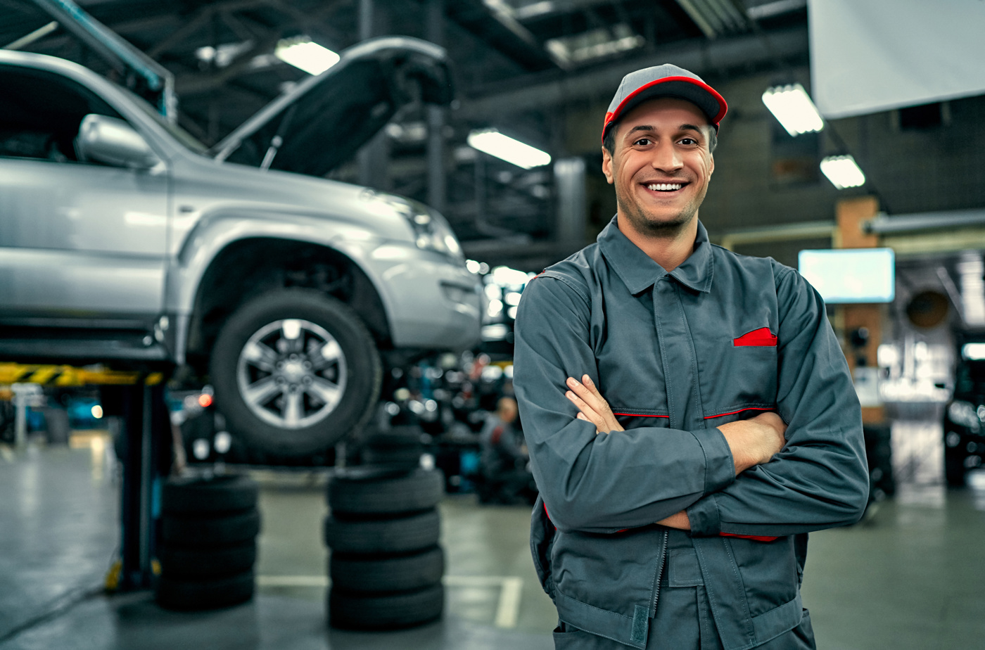 Ein Automobil-Werkstattkoordinator mit eidg. Fachausweis listet die Reparaturkosten auf.