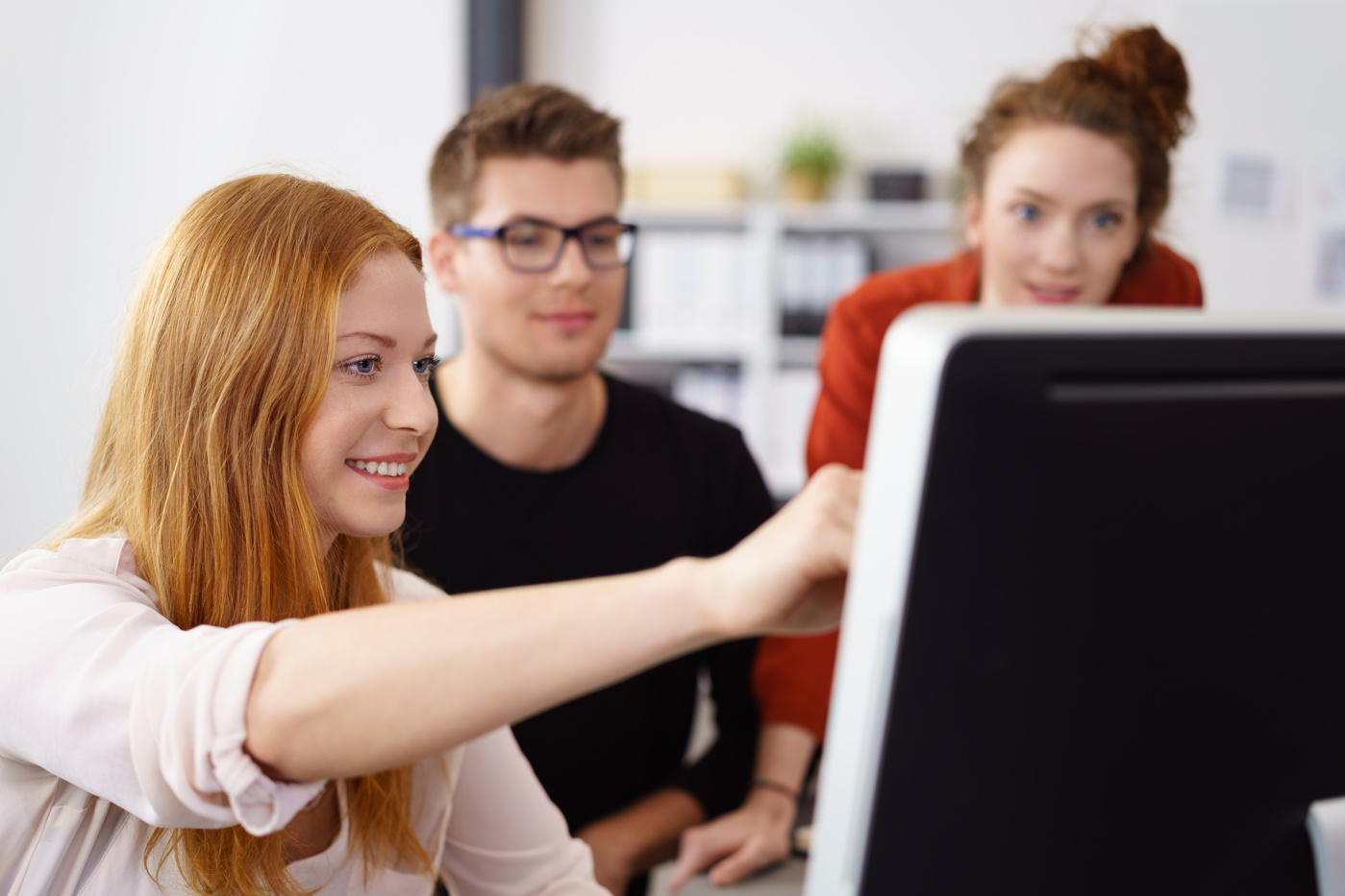 Wirtschaftsinformatiker FH besprechen die Fortschritte eines Projektes miteinander.