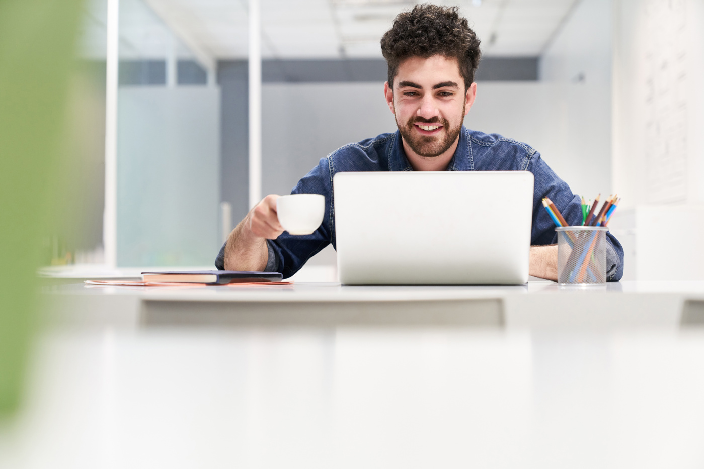 Wirtschaftsingenieur FH arbeitet im Produktmanagement und analysiert die geeignete Vermarktung für ein neues Produkt.