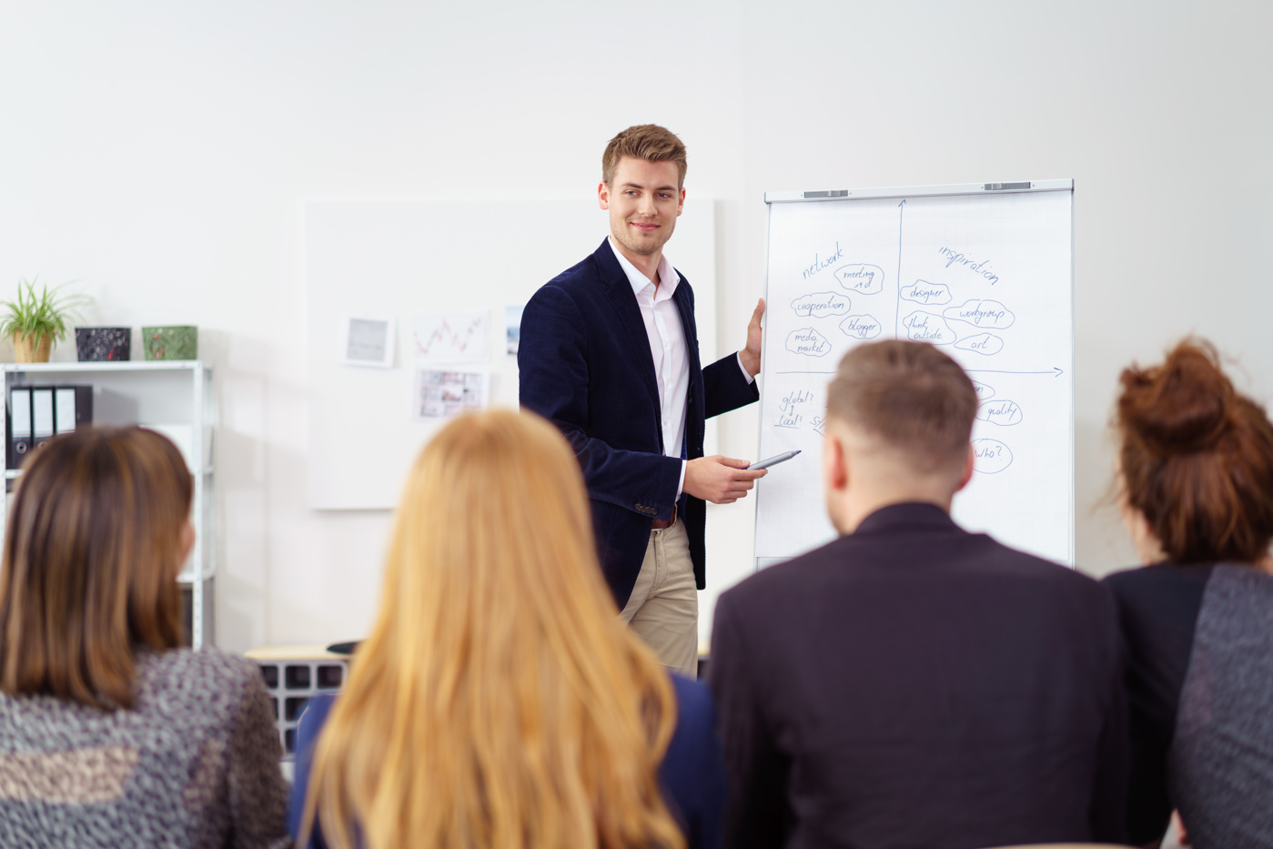 Ein Mann hält ein Vortrag rund um das Thema Accounting.