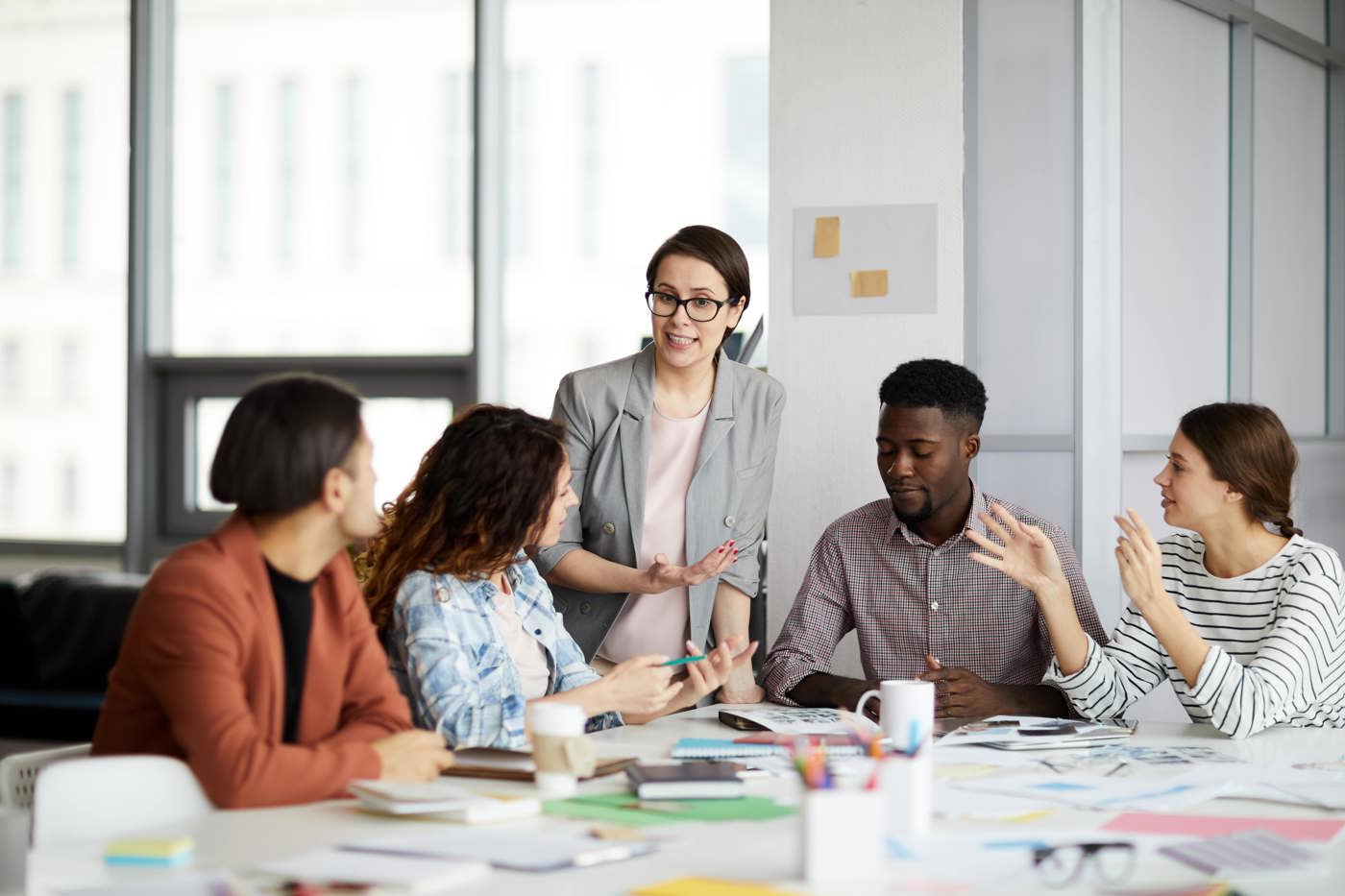 Agile Coach unterhält sich mit seinem Team.