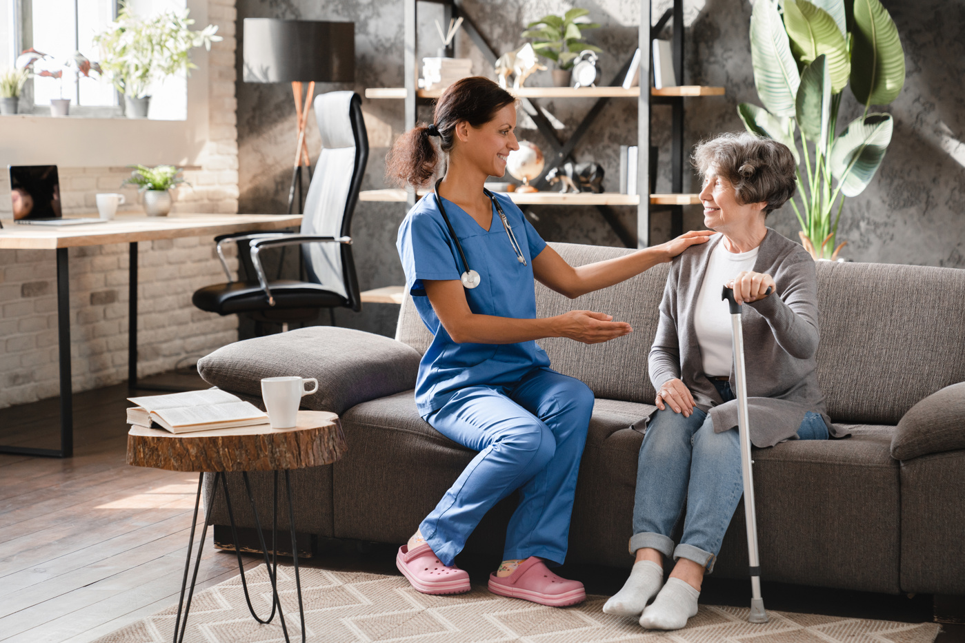 Eine Pflegerin der Spitex besucht eine Patientin zu Hause, die seit einem Unfall auf Hilfe angewiesen ist.