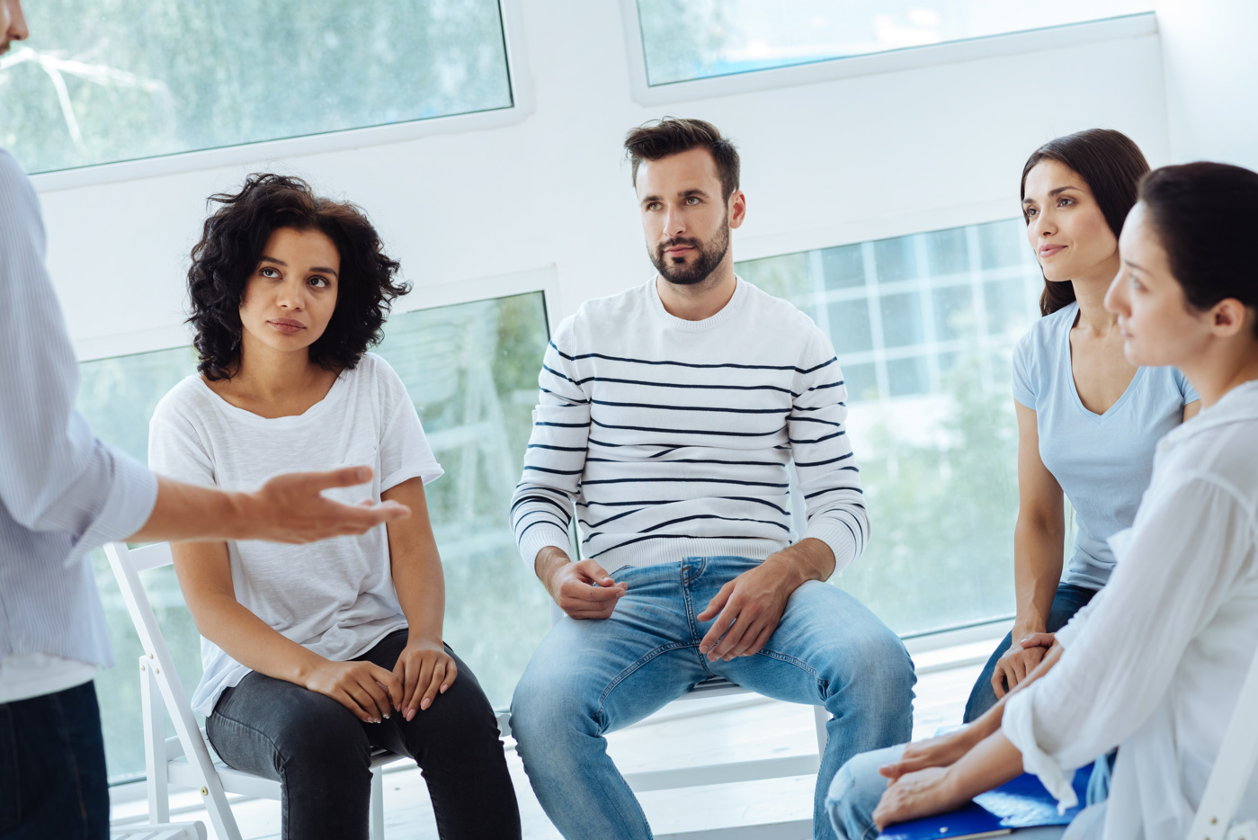 Ein Mentaltrainer arbeitet mit einer kleinen Gruppe.
