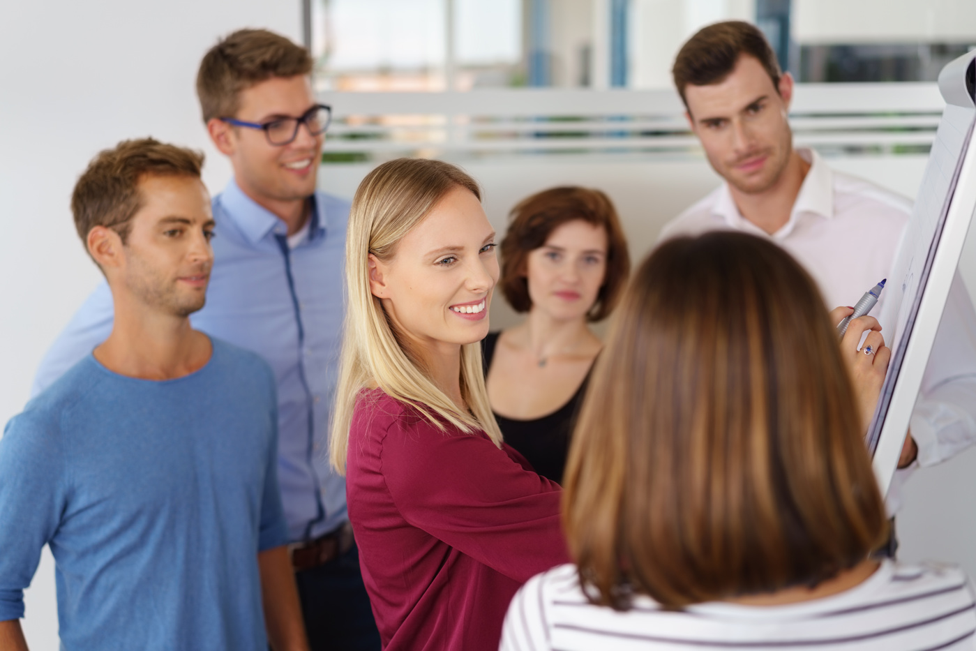 Ein junger Betriebsökonom am Arbeitsplatz