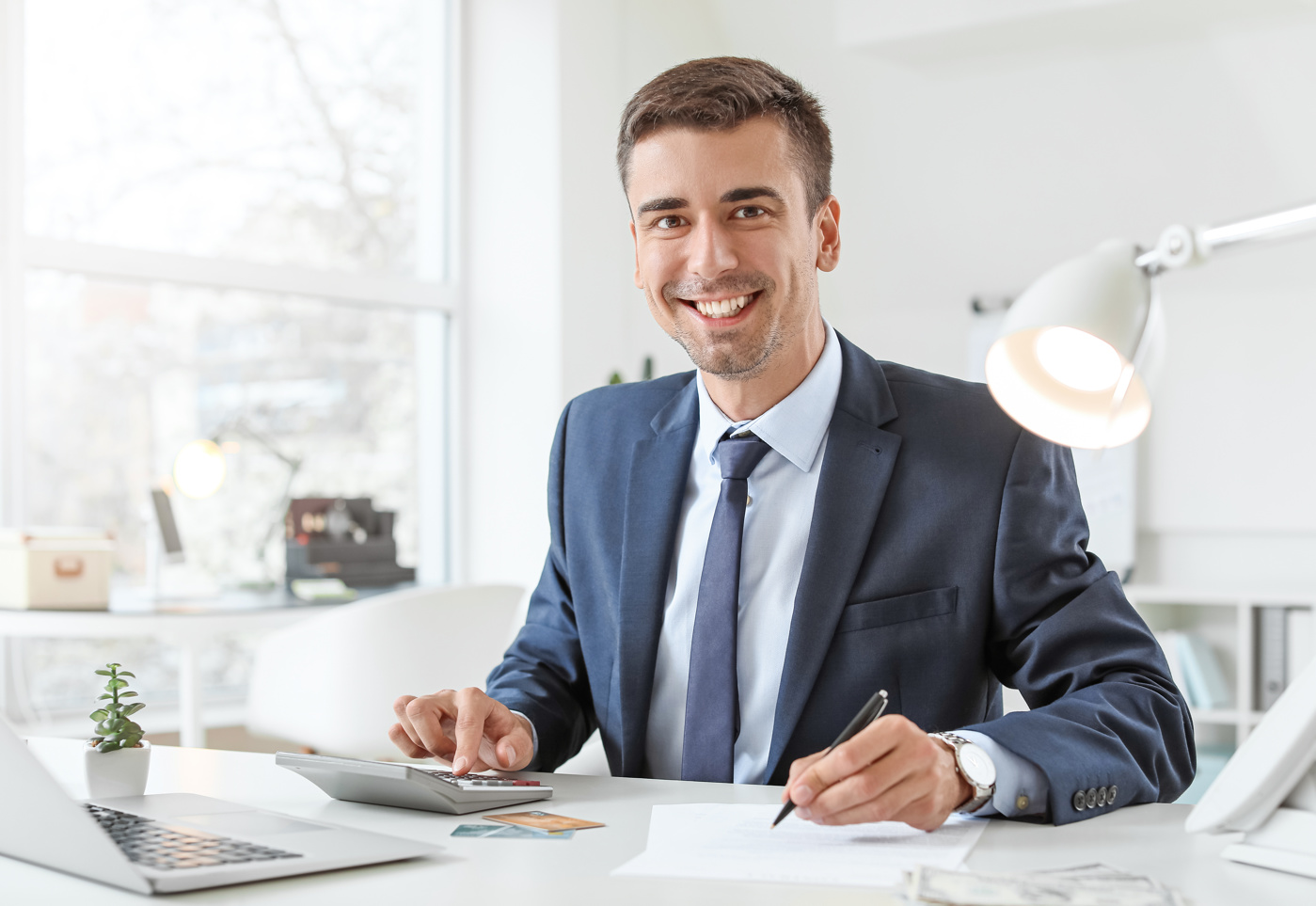 Ein Mitarbeiter im Bereich Banking & Finance berechnet eine Investition.
