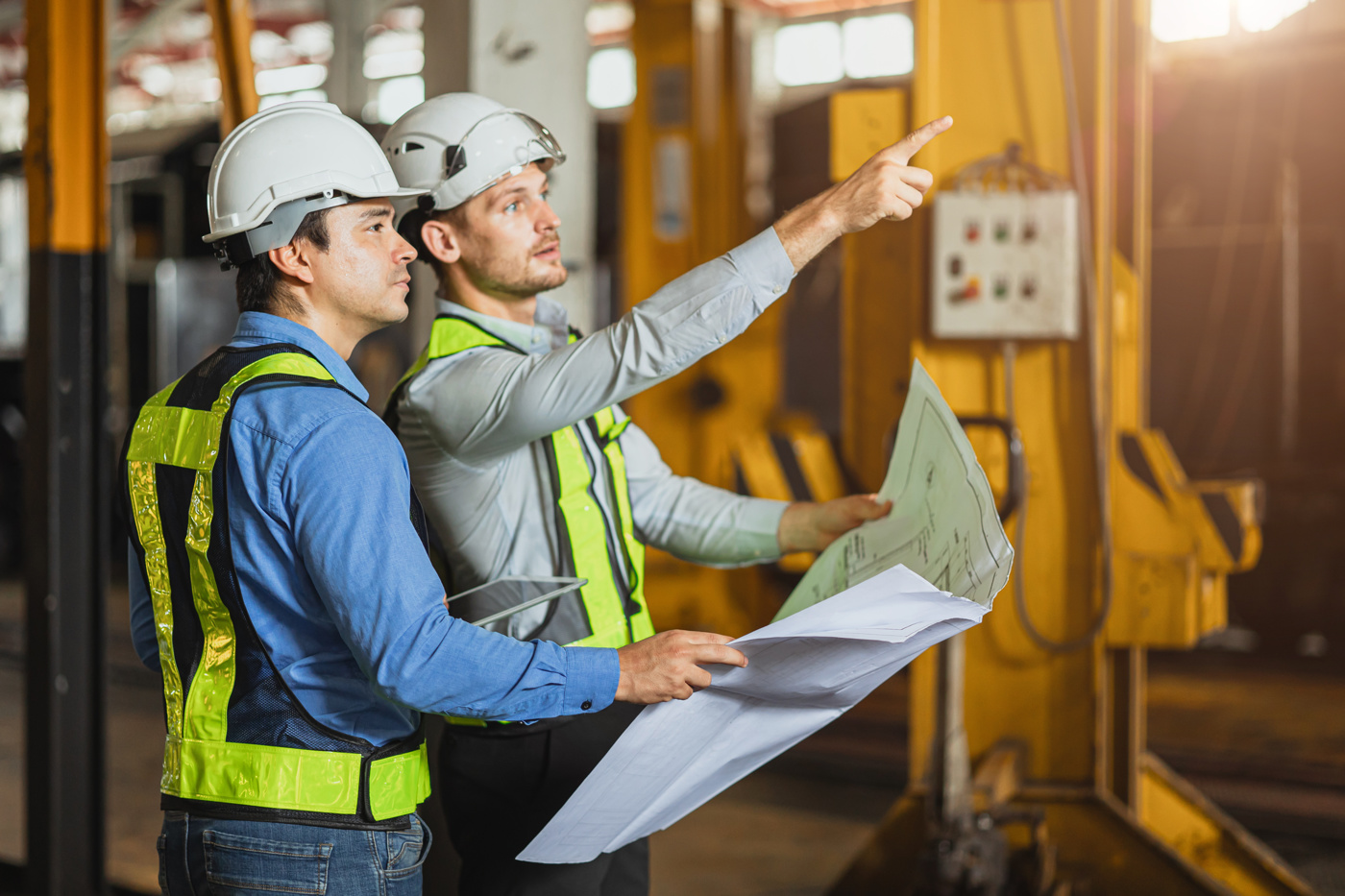 Zwei Bauingenieure besprechen zusammen die geplanten Bau-Schritte.