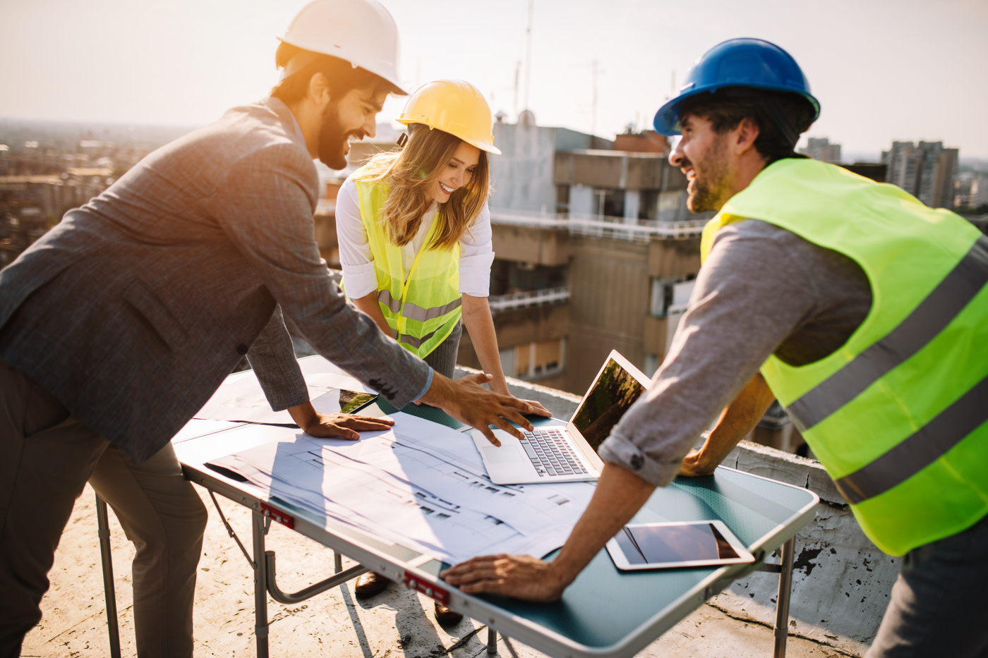 Bauingenieure/-innen tauschen sich über den Bau-Fortschritt aus.