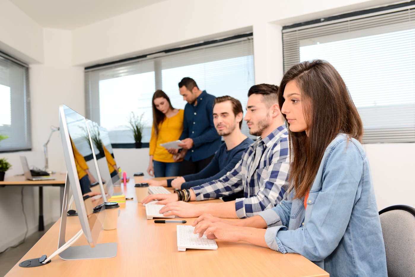 Eine Schulklasse bearbeitet Aufgaben am PC