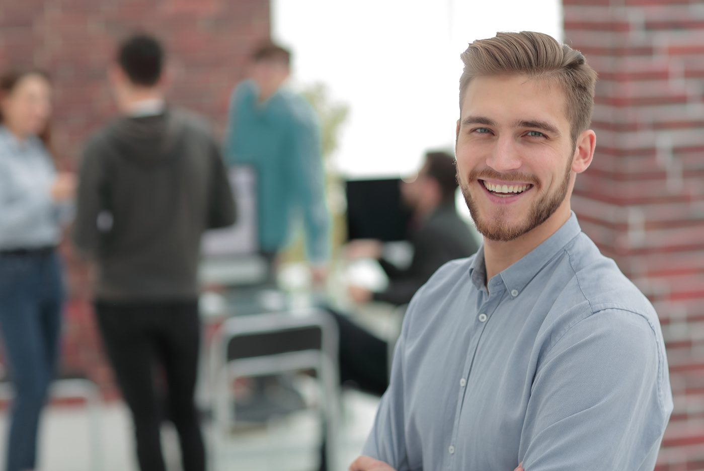 Junger Betriebsökonom im Büro