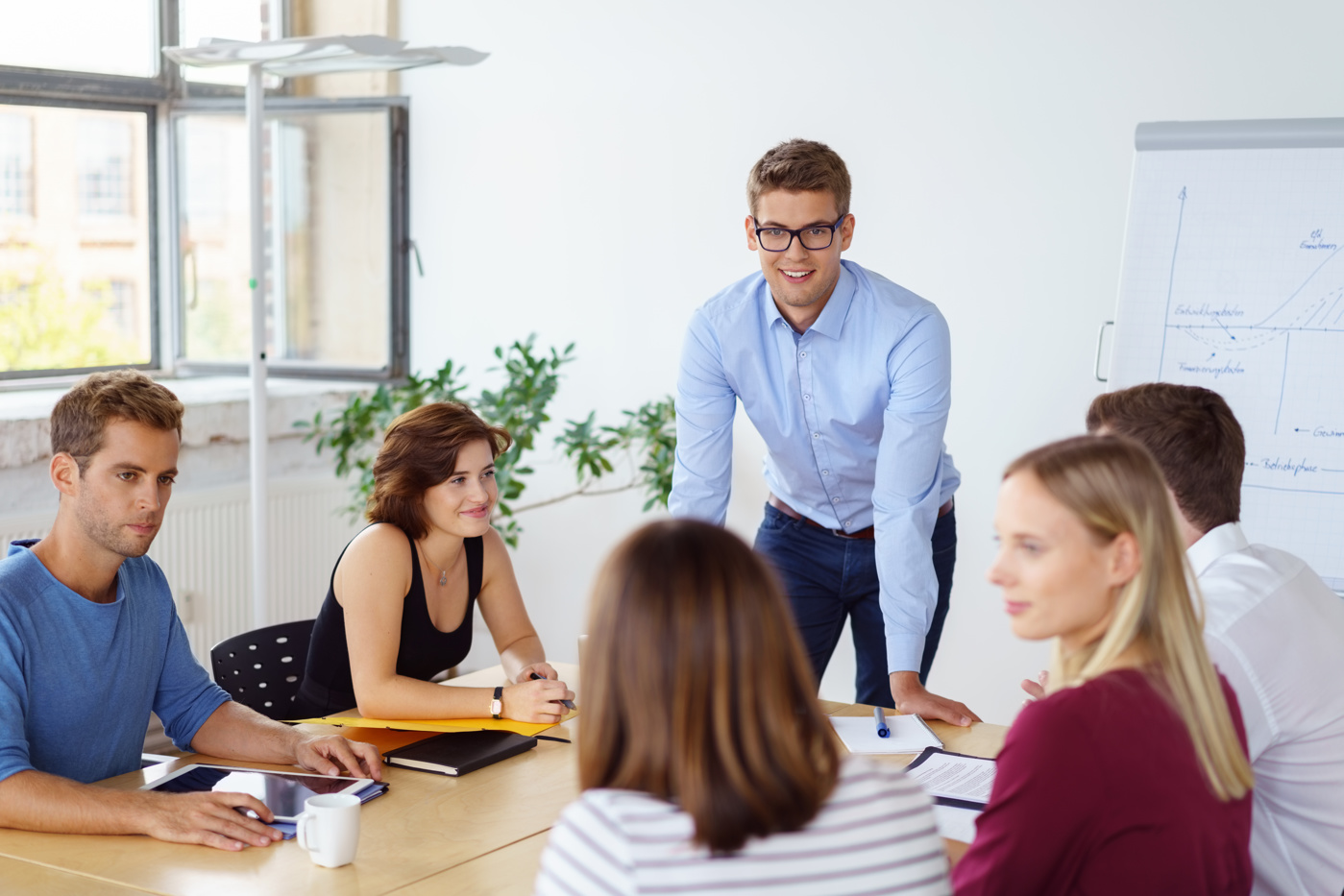 Junge Betriebswirtschafter an einer Besprechung