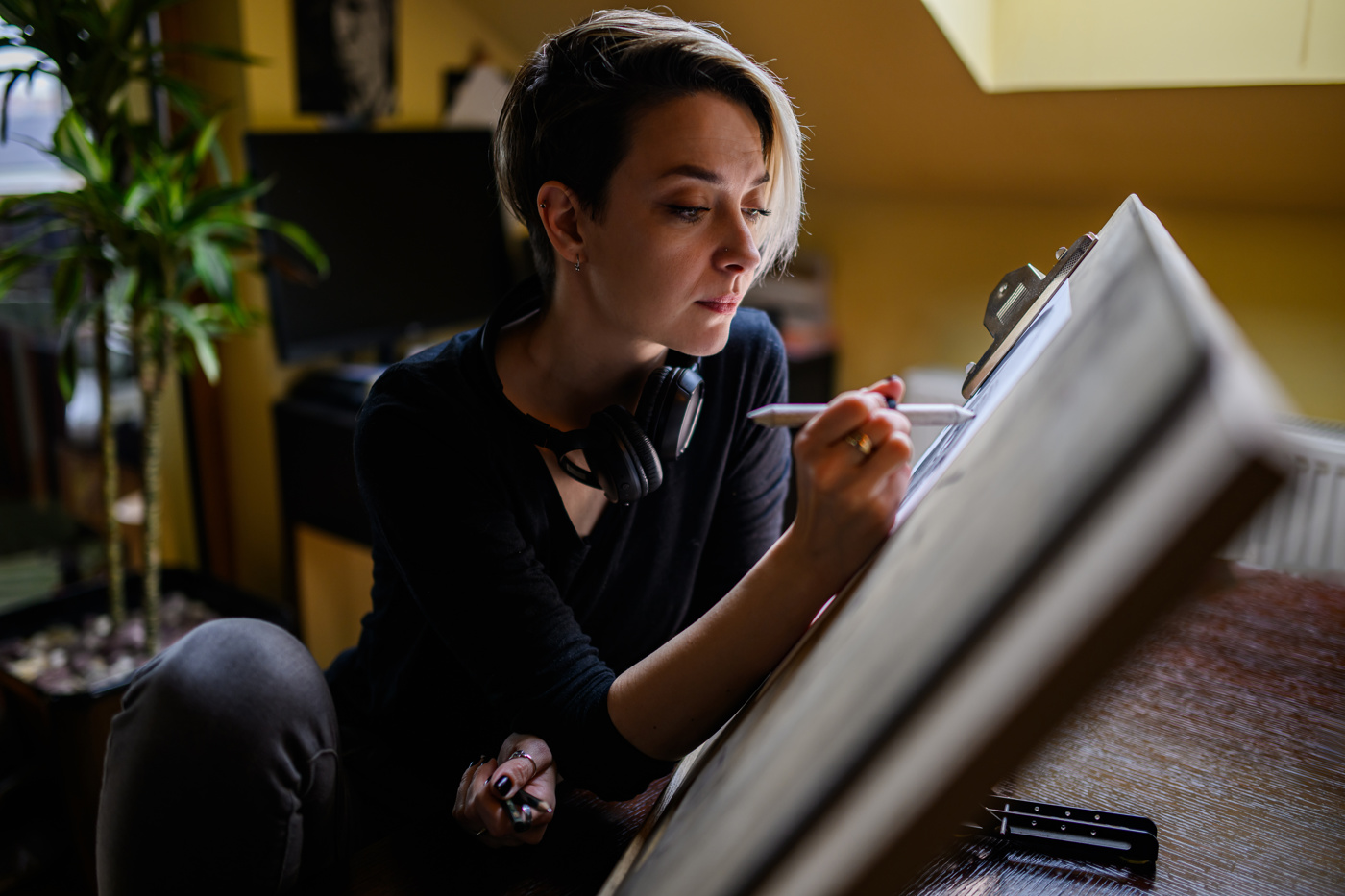 Nach dem Bildende-Kunst-Studium schaffen Bildende Künstler kreative Kunst.