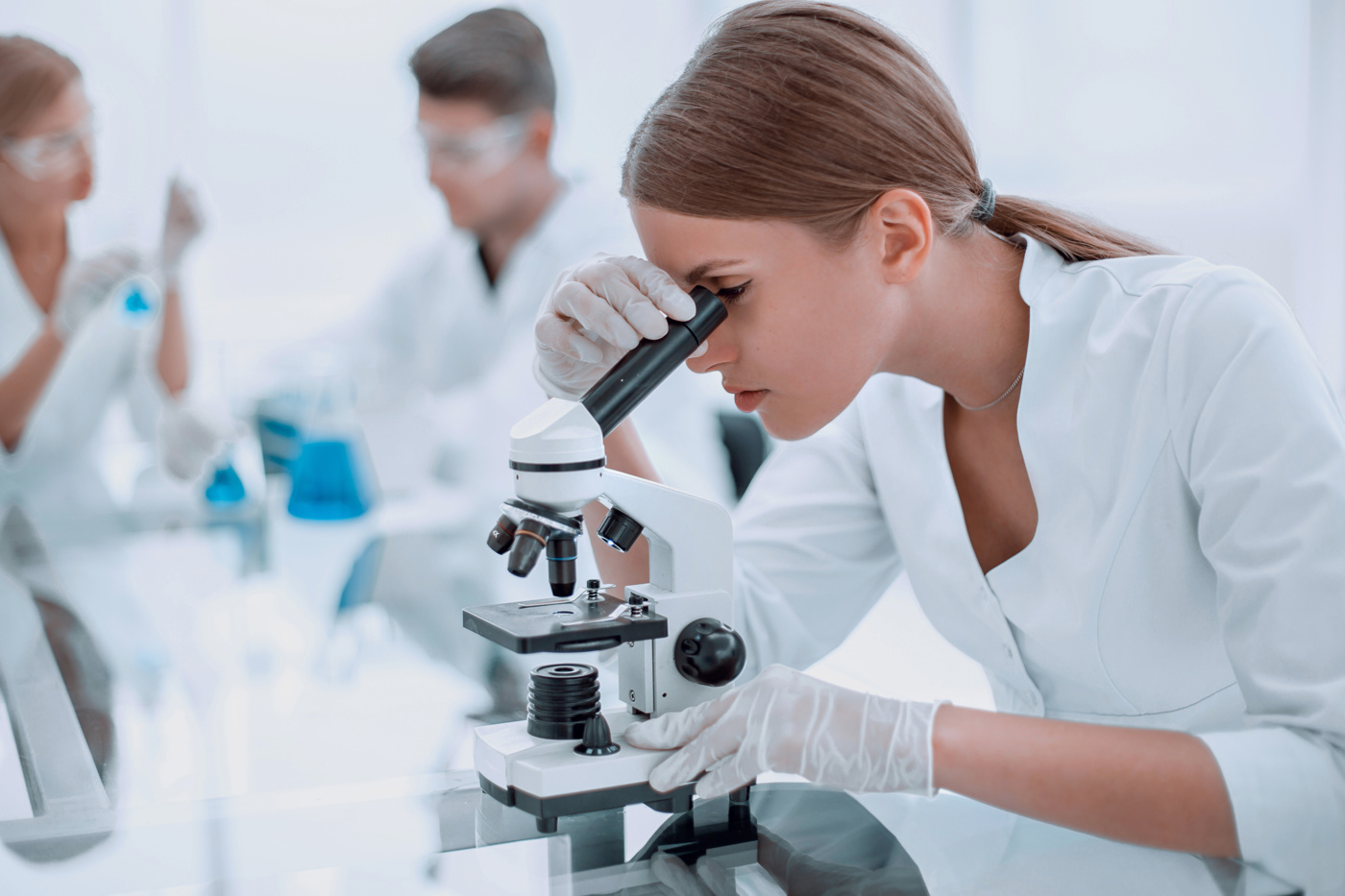 Eine biomedizinische Analytikerin am Arbeitplatz