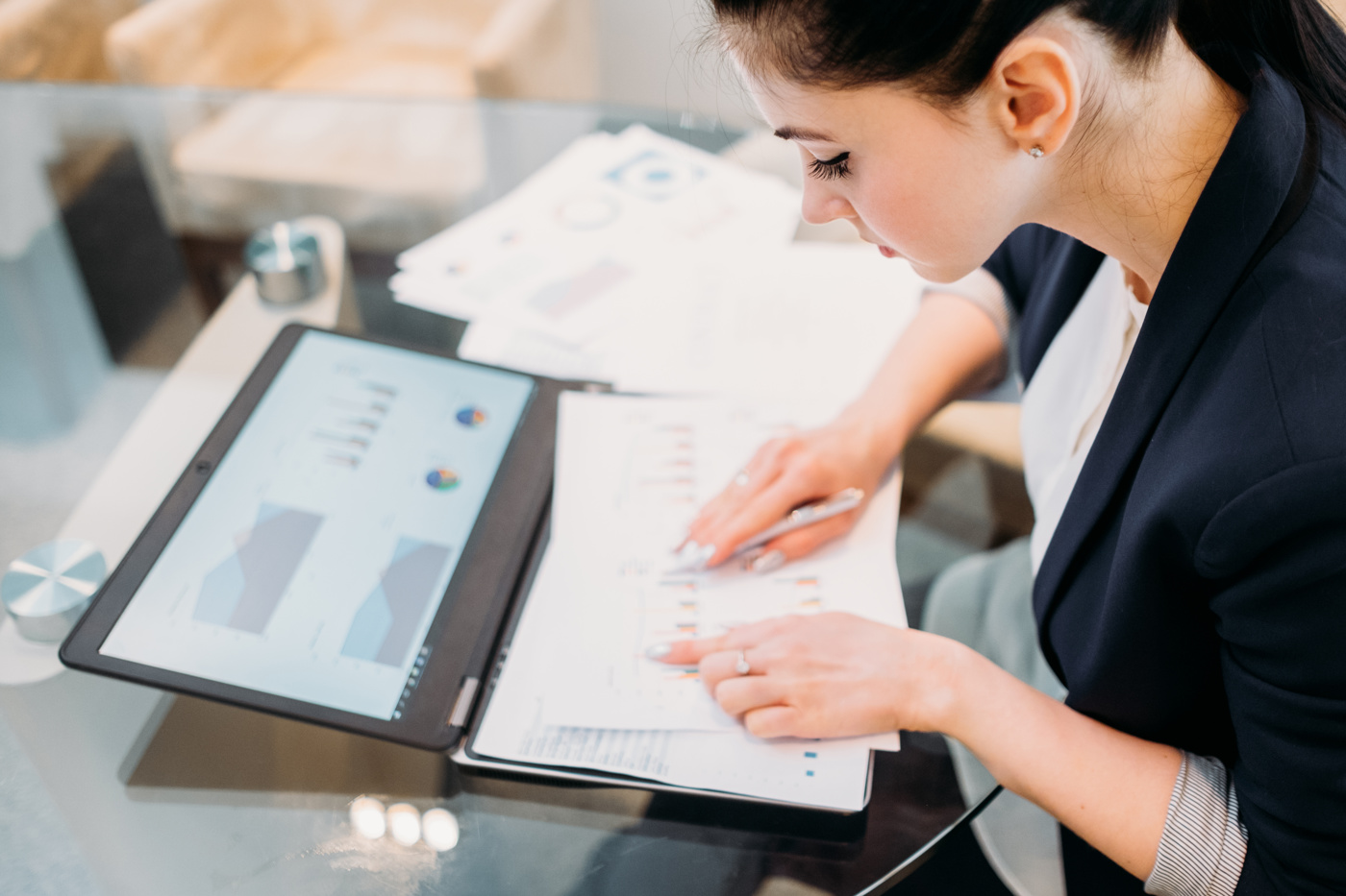 Eine Business Analystin kontrolliert die neuen Zahlen.