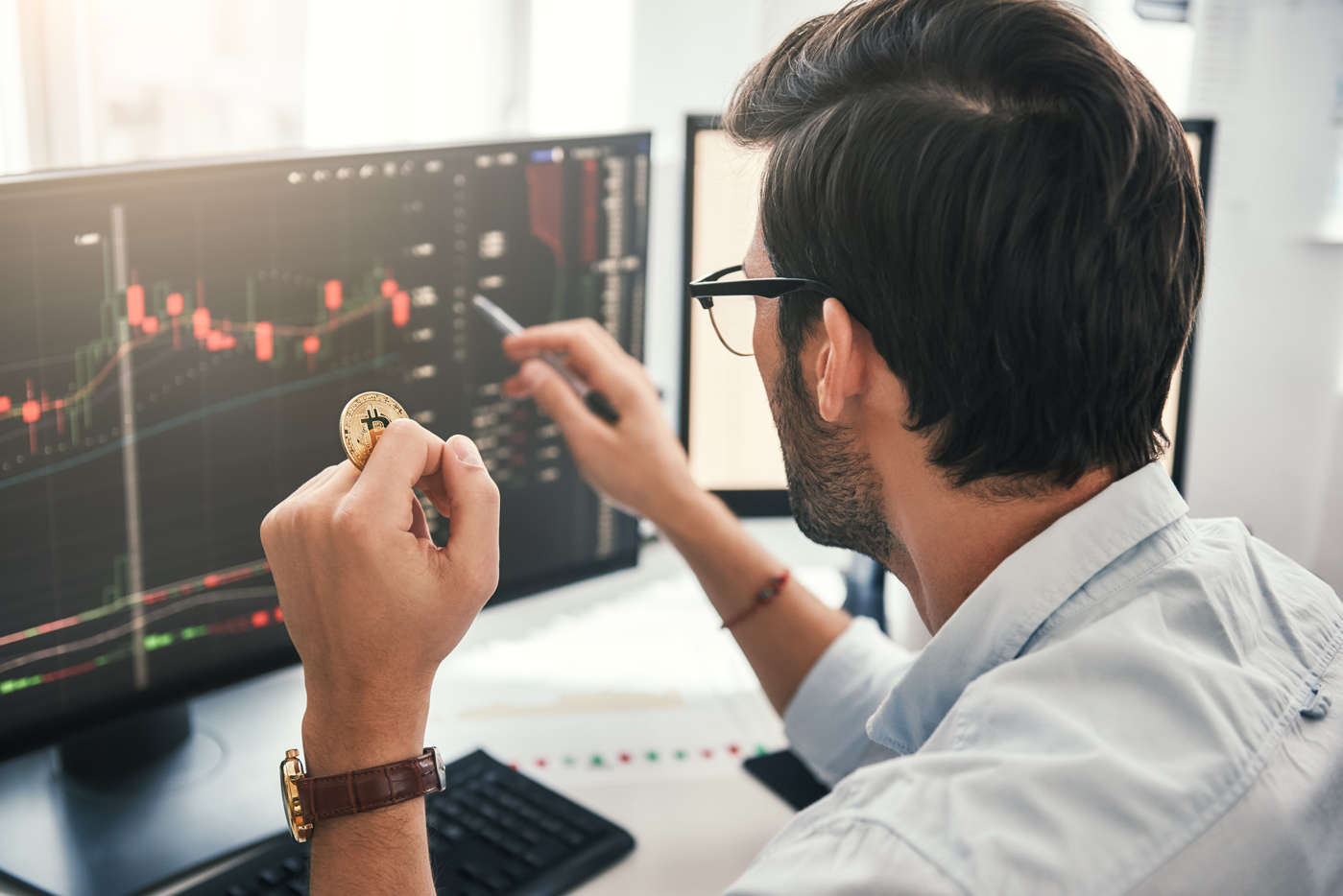 Ein Banker beobachtet den Bitcoin-Kurs.