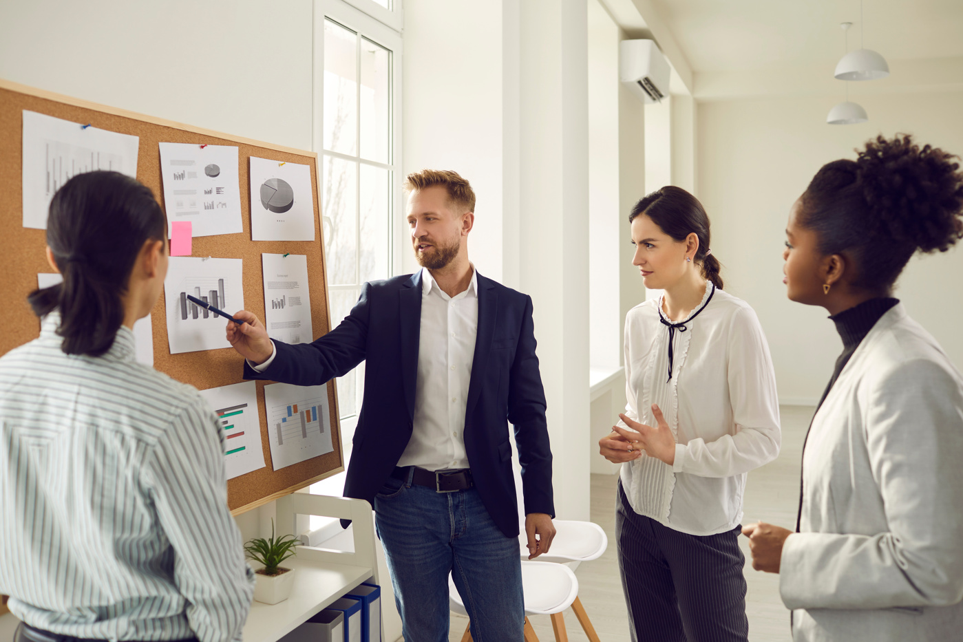 Führungskräfte einer Firma beraten sich, wie sie bei sich das Change Management umsetzen wollen.