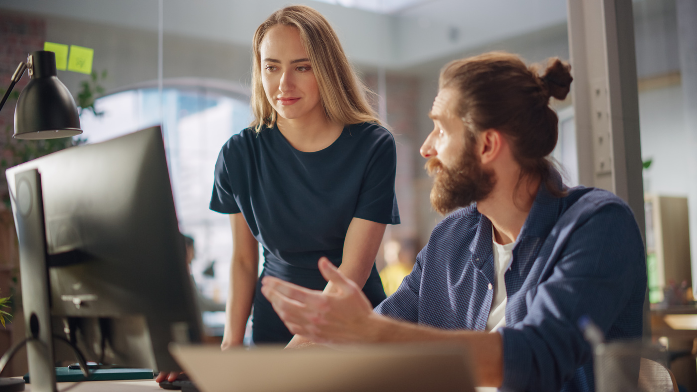 Zwei Change-Manager überprüfen den Fortschritt des laufenden Changemanagement-Projektes.